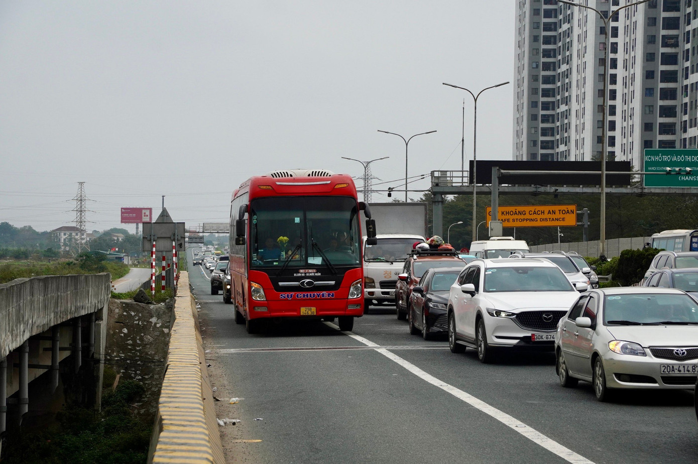 Lưu lượng xe trên cao tốc Pháp Vân - Cầu Giẽ bắt đầu tăng cao từ 15h chiều nay.