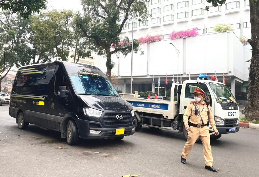 Tình trạng xe hợp đồng đón, bắt khách đang diễn ra trên nhiều tuyến phố tại Hà Nội, TPHCM.