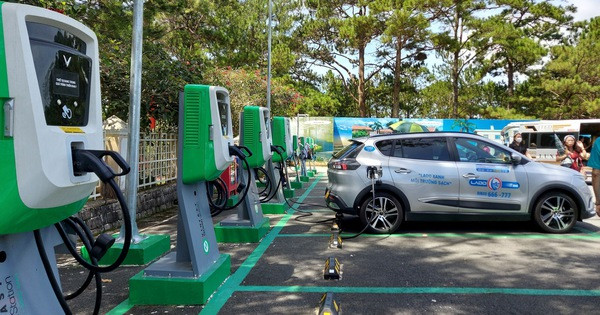 Các trạm dừng nghỉ trên cao tốc sẽ lắp trạm sạc xe điện trong thời gian tới.