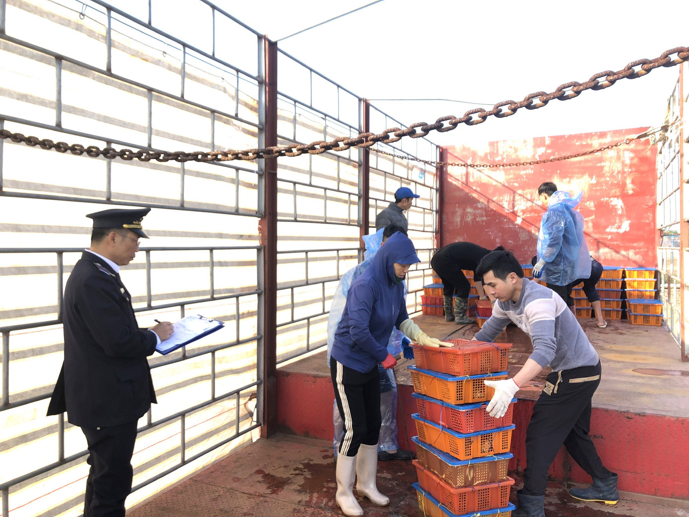 Lô hàng hải sản của doanh nghiệp được thông quan qua cửa khẩu cầu Bắc Luân II