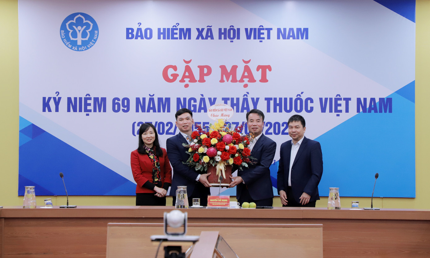 Tổng Giám đốc Nguyễn Thế Mạnh chúc mừng các cán bộ y, bác sĩ, dược sĩ nhân ngày Thầy thuốc Việt Nam.