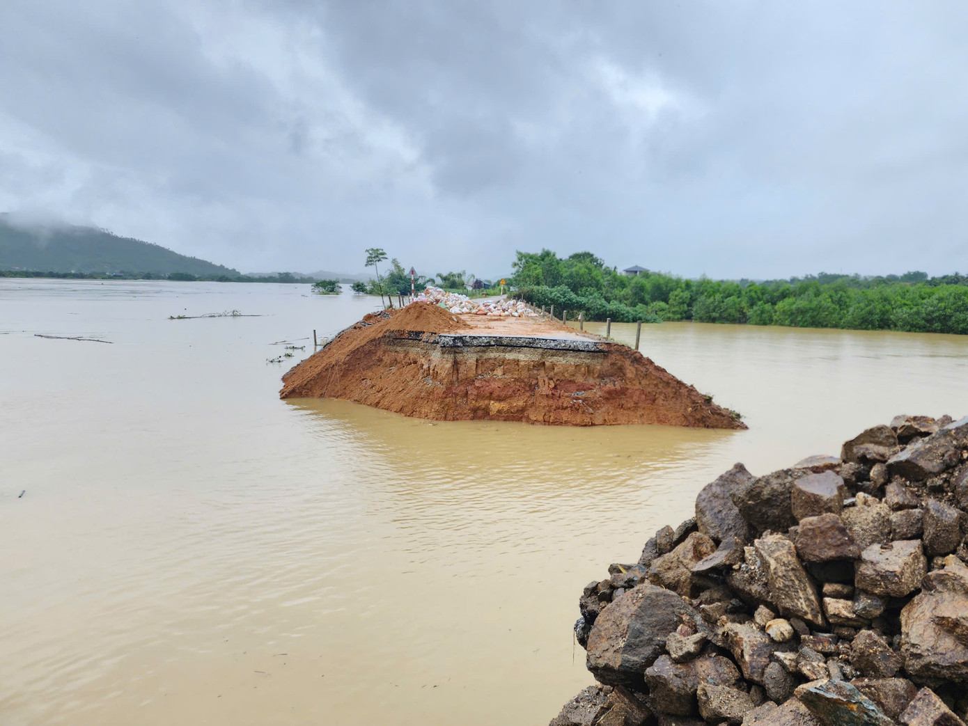 Đoạn đê sông Lô qua xã Quyết Thắng đến nay vẫn chưa thể khắc phục do nước lớn.