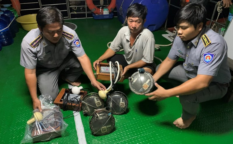 Lực lượng Kiểm ngư phát hiện 1 tàu cá chở 7 thiết bị giám sát hành trình cho các tàu khác. Lực lượng Kiểm ngư phát hiện 1 tàu cá chở 7 thiết bị giám sát hành trình cho các tàu khác.