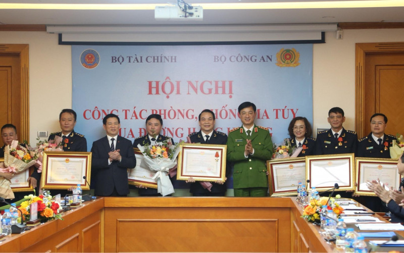 Thừa ủy quyền của Chủ tịch nước, Bộ trưởng Bộ Tài chính Hồ Đức Phớc và Thứ trưởng Bộ Công an Nguyễn Duy Ngọc đã trao Huân chương và bằng khen cho các cá nhân, tập thể lập nhiều thành tích trong công tác phòng, chống ma túy