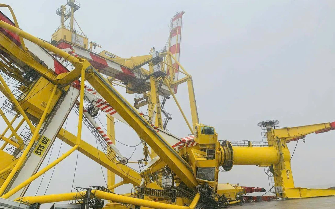 Bão số 3 gây đổ cần cẩu tại cảng ở TP Hải Phòng.