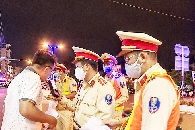 Lực lượng CSGT đã xử phạt gần 5.600 trường hợp vi phạm nồng độ cồn trong ngày mùng 3 Tết Lực lượng CSGT đã xử phạt gần 5.600 trường hợp vi phạm nồng độ cồn trong ngày mùng 3 Tết