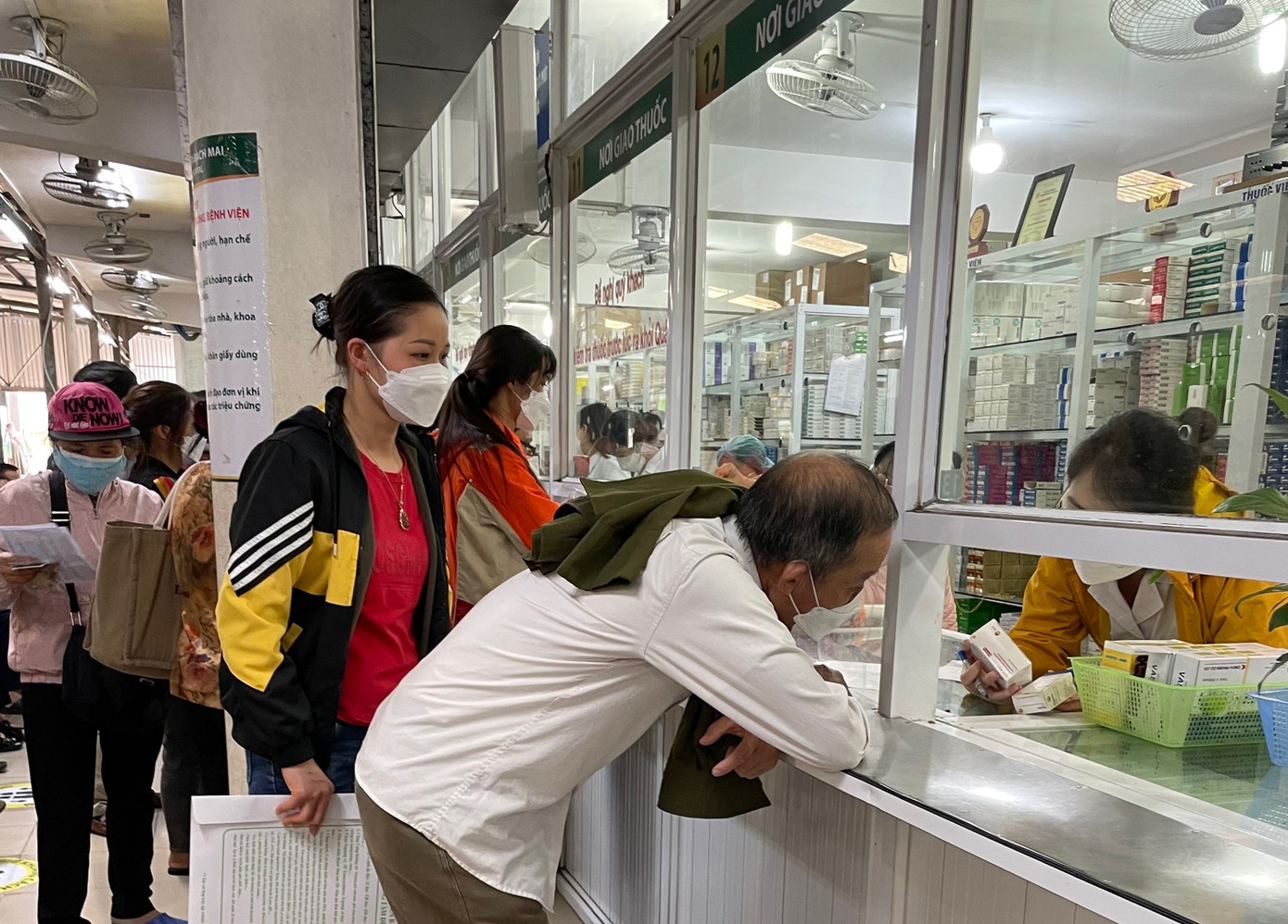 BHXH đề nghị các cơ sở khám chữa bệnh cần đảm bảo đầy đủ quyền lợi của người có thẻ BHYT.