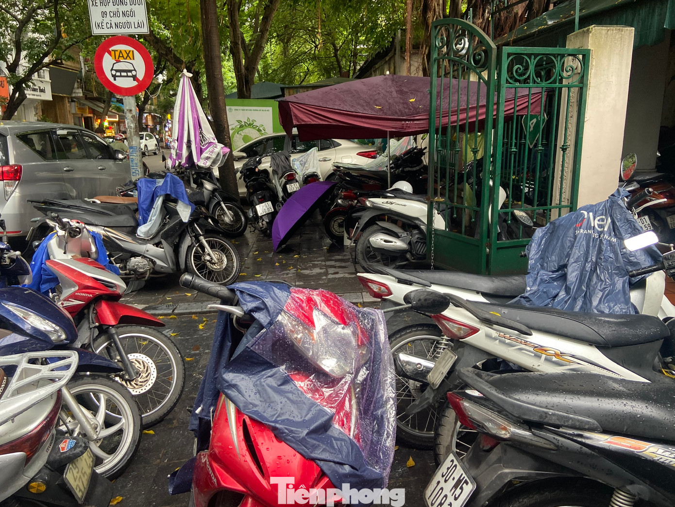 Bãi đỗ xe ngổn ngang trước cổng số 3 Bệnh viện Việt Đức.