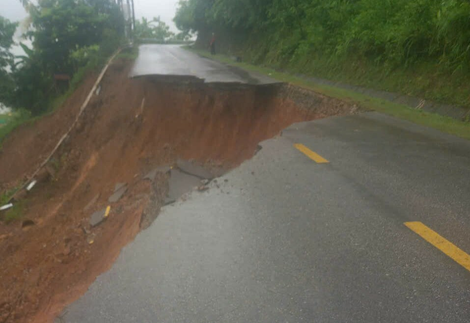Quốc lộ 43 sụt lún gây nguy hiểm cho phương tiện giao thông. Ảnh: Sở GTVT Sơn La.