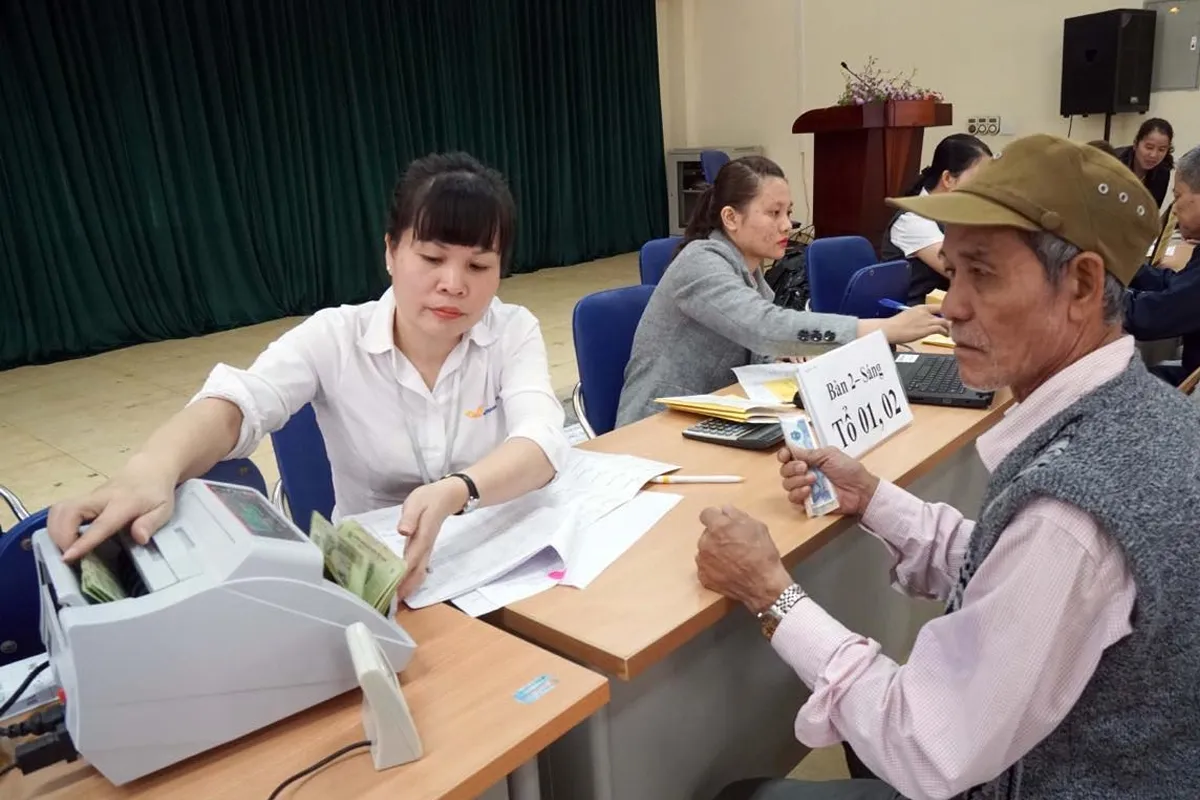 Công dân Việt Nam từ đủ 75 tuổi trở lên mà không có lương hưu hoặc trợ cấp BHXH hằng tháng nhưng thuộc hộ nghèo, cận nghèo sẽ được hưởng trợ cấp xã hội.