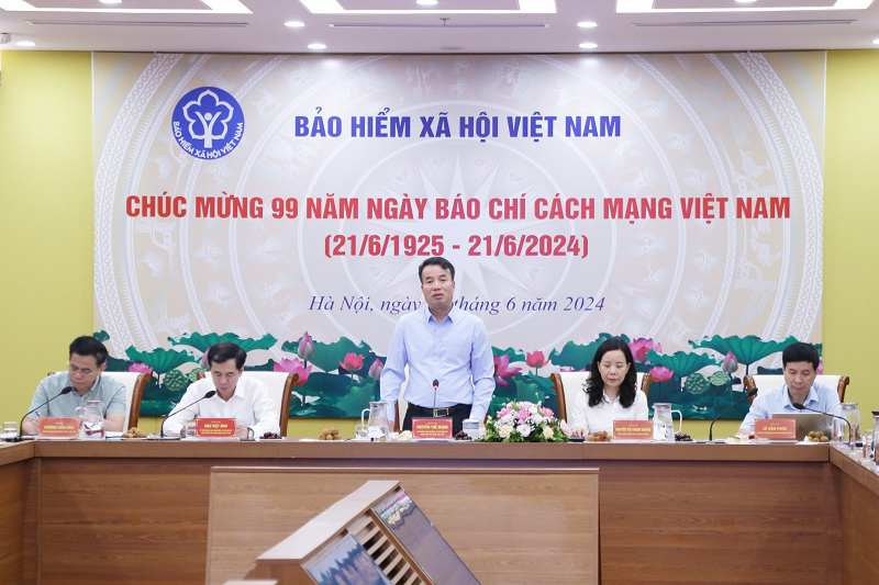 Lãnh đạo BHXH chia sẻ thông tin tại hội nghị.