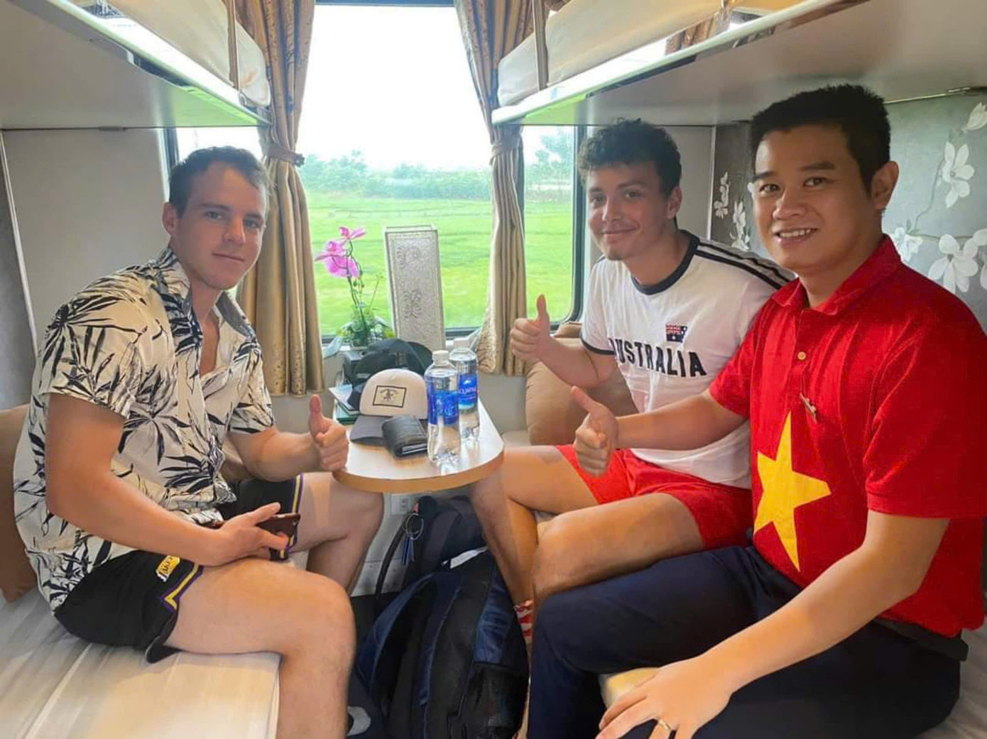 Các du khách nước ngoài đi tàu trong dịp lễ Quốc khánh. Các du khách nước ngoài đi tàu trong dịp lễ Quốc khánh.