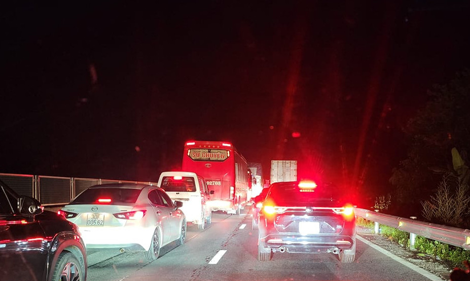 Ùn tắc kéo dài trên cao tốc Mai Sơn - QL45 do va chạm giao thông tối 30/8.