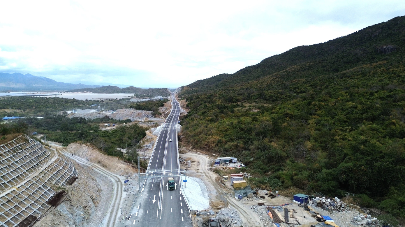 Tuyến Cam Lâm - Vĩnh Hảo đã hoàn thành được 95% khối lượng và dự kiến thông xe vào dịp 30/4.