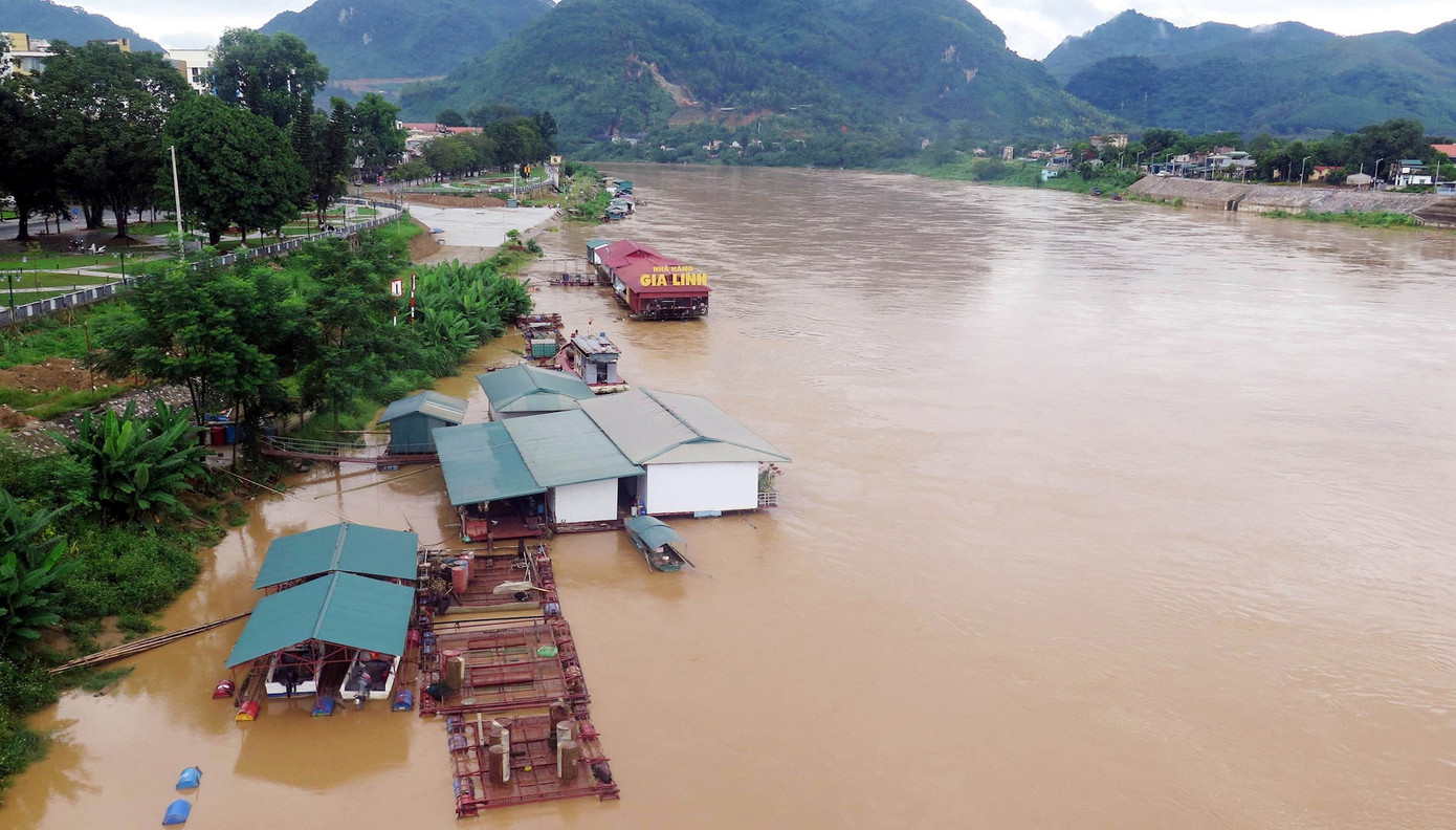Mực nước tại một số sông ở khu vực Bắc Bộ duy trì ở mức cao gây nguy cơ xảy ra ngập lụt tại các vùng trũng thấp ven sông.