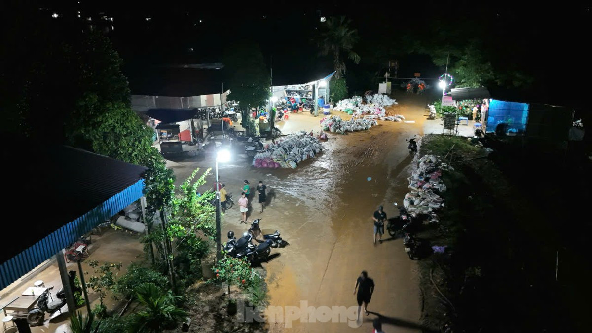 Lực lượng chức năng túc trực, canh giữ để theo dõi tình hình đê sông Lô.