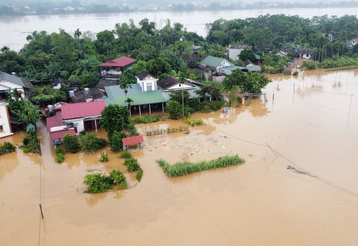 Hàng nghìn ngôi nhà bị ngập trong nước.
