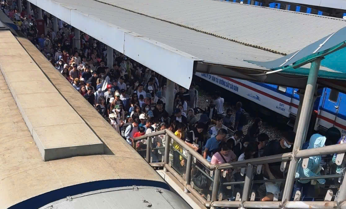 Khách xếp hàng lên tàu tại ga Hà Nội. Khách xếp hàng lên tàu tại ga Hà Nội.