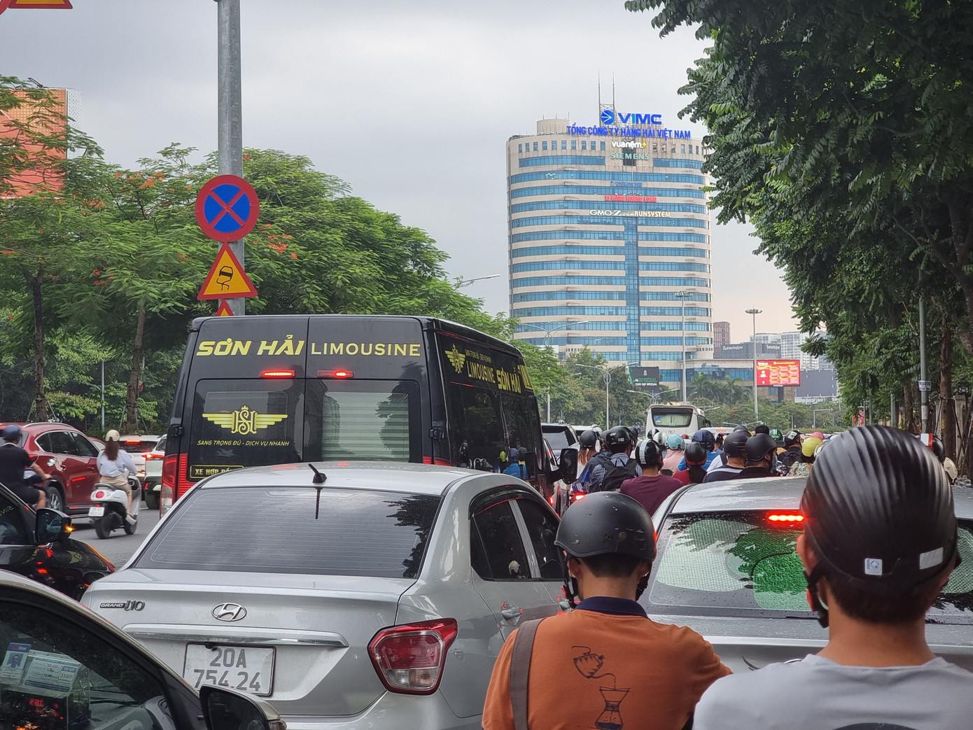 Việc xe hợp đồng đón, bắt khách trong nội đô vào giờ cao điểm gây tăng nguy cơ ùn tắc giao thông. Việc xe hợp đồng đón, bắt khách trong nội đô vào giờ cao điểm gây tăng nguy cơ ùn tắc giao thông.