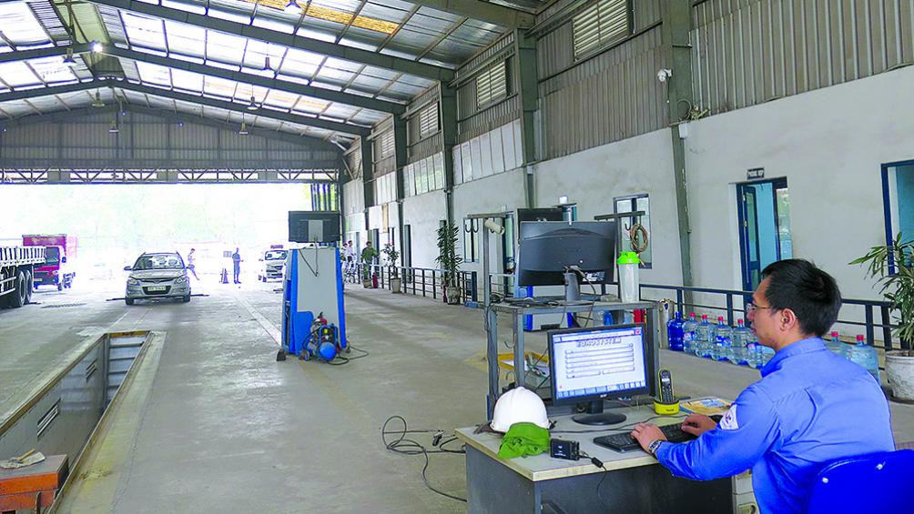 Theo quy định mới nhất, sau lần đăng kiểm đầu tiên, xe ô tô và xe con không kinh doanh vận tải sẽ phải đăng kiểm lại cứ mỗi 18 tháng/lần. Theo quy định mới nhất, sau lần đăng kiểm đầu tiên, xe ô tô và xe con không kinh doanh vận tải sẽ phải đăng kiểm lại cứ mỗi 18 tháng/lần.