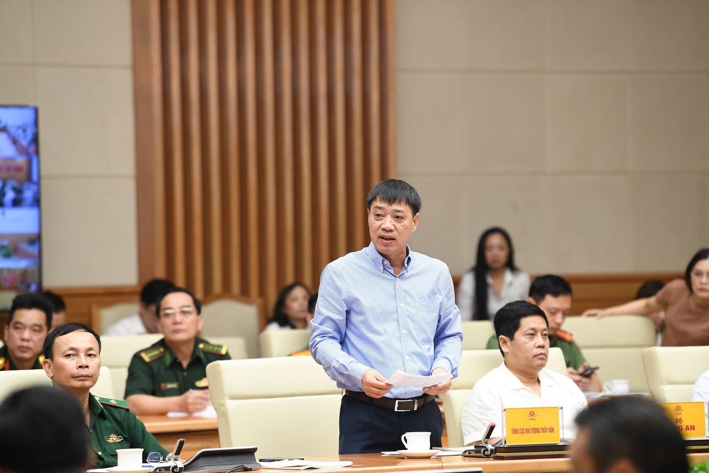 Ông Hoàng Đức Cường - Phó Tổng cục trưởng Tổng cục Khí tượng thủy văn báo cáo tại hội nghị.