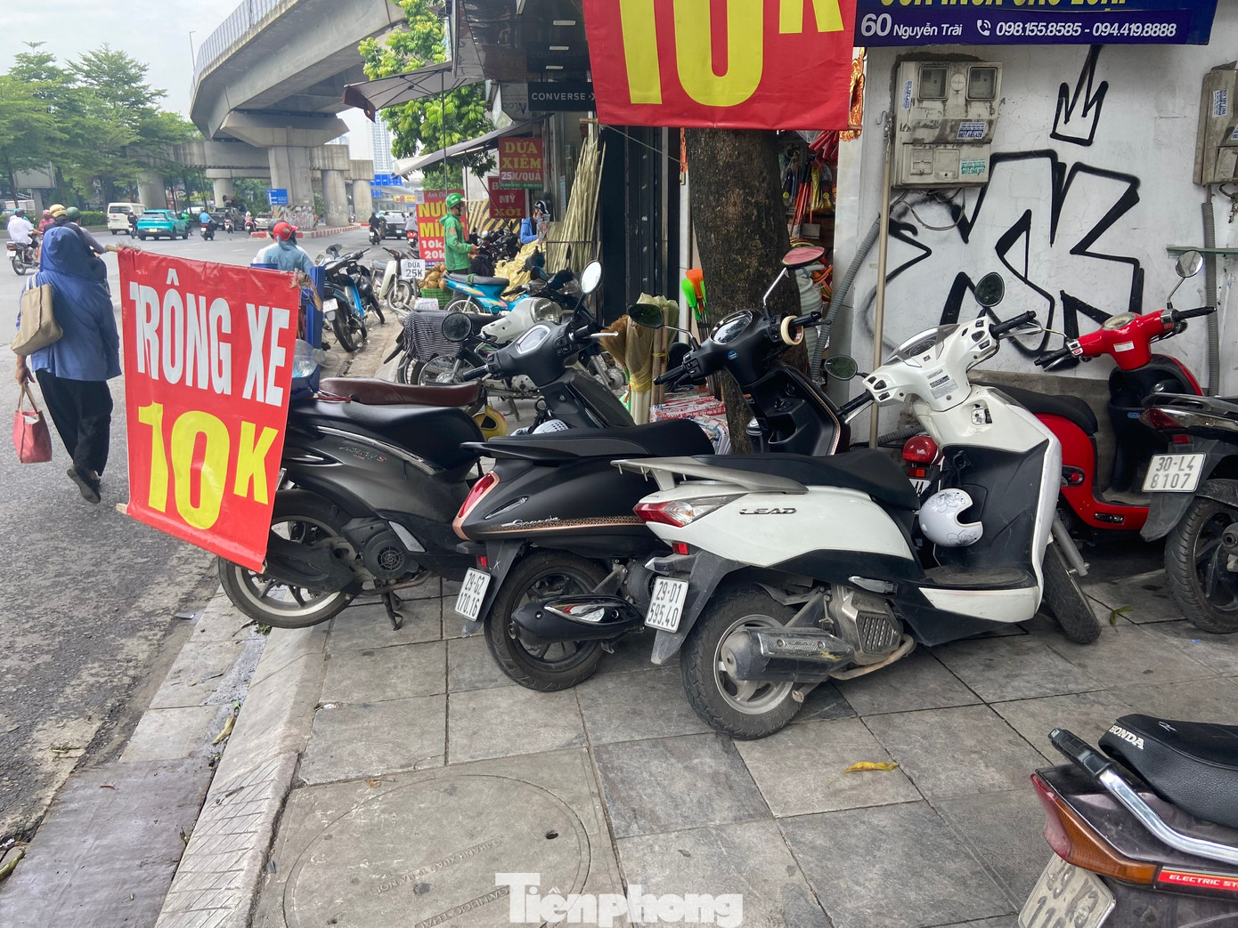 Không giấy phép, chỉ có biển hiệu nơi giá tiền được in lên to nhất ở bãi xe trên địa bàn quận Thanh Xuân