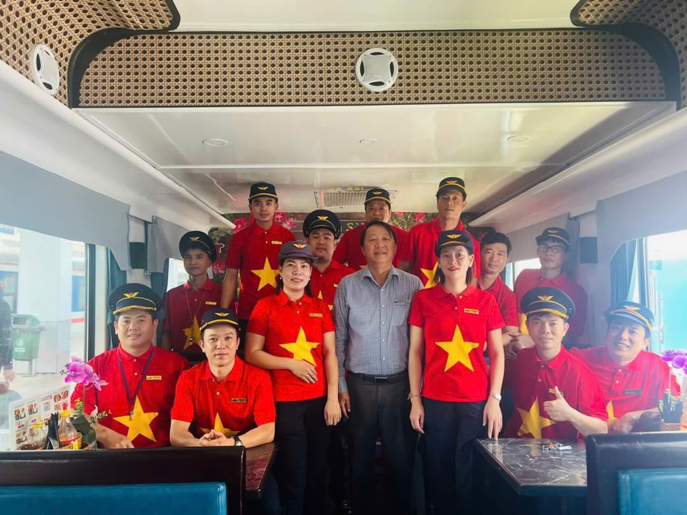 Nhân viên đường sắt đều mặc đồng phục áo đỏ sao vàng trong dịp lễ. Nhân viên đường sắt đều mặc đồng phục áo đỏ sao vàng trong dịp lễ.