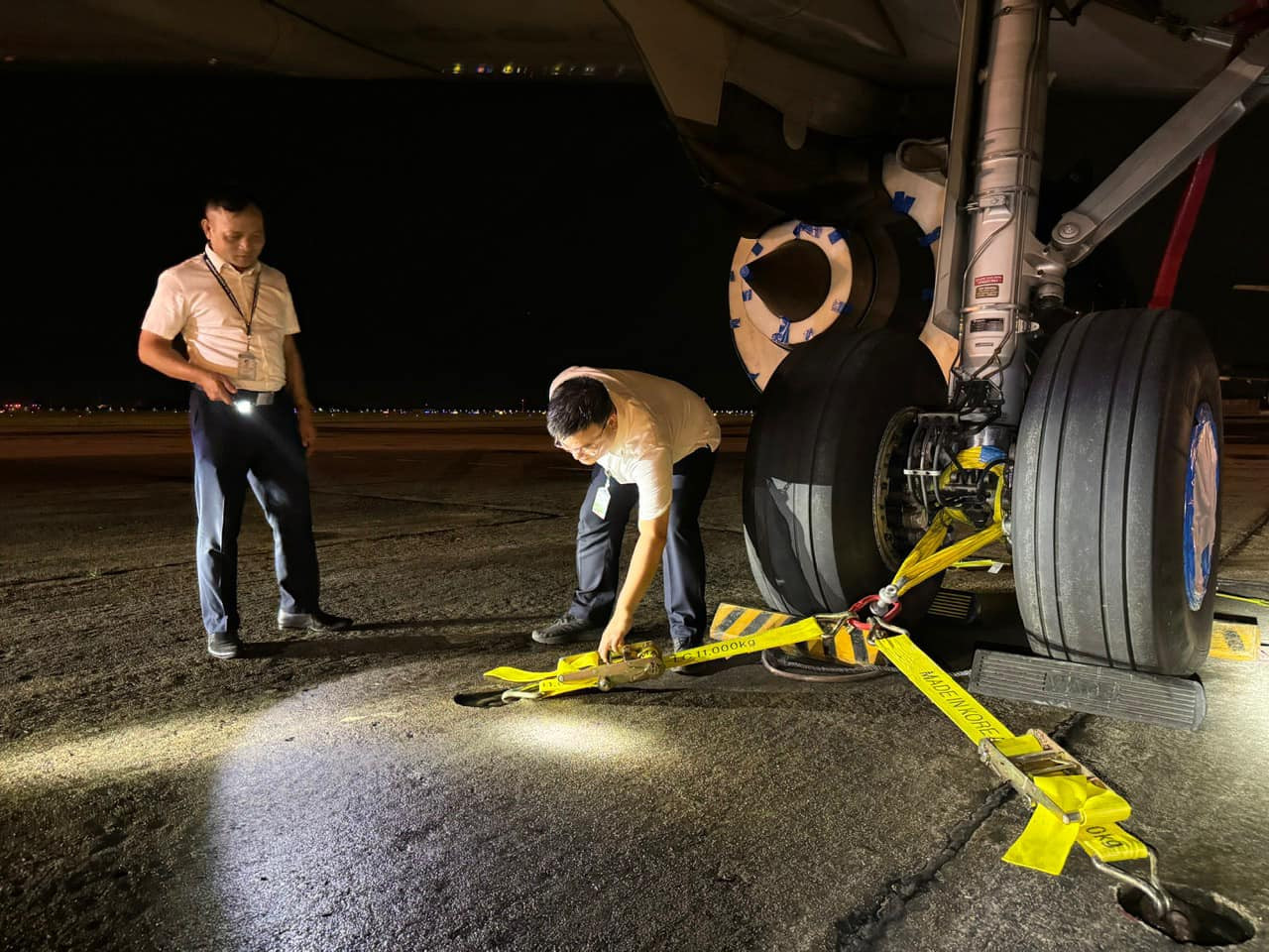 Lãnh đạo Cảng Hàng không quốc tế Nội Bài kiểm tra tại tất cả các vị trí trọng yếu vị trí đỗ tàu bay, bãi tập kết phương tiện, mương thoát nước, tường rào an ninh, công trình thi công mở rộng Nhà ga hành khách T2 Nội Bài… Ảnh: NIA. Lãnh đạo Cảng Hàng không quốc tế Nội Bài kiểm tra tại tất cả các vị trí trọng yếu vị trí đỗ tàu bay, bãi tập kết phương tiện, mương thoát nước, tường rào an ninh, công trình thi công mở rộng Nhà ga hành khách T2 Nội Bài… Ảnh: NIA.