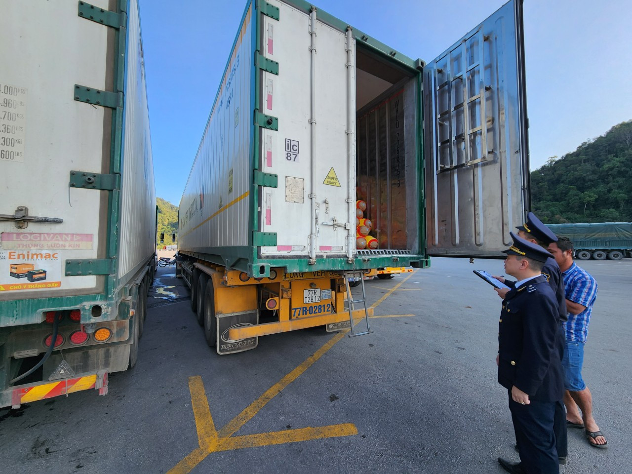 Hải quan Lạng Sơn đang thực hiện kiểm tra thủ tục thông quan mặt hàng nông sản.