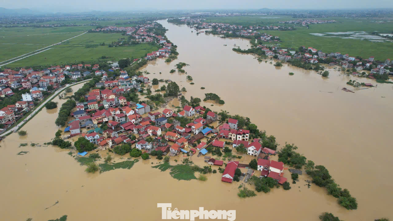 Hàng nghìn ngôi nhà người dân khu vực ven sông bị ngập sâu trong nước.