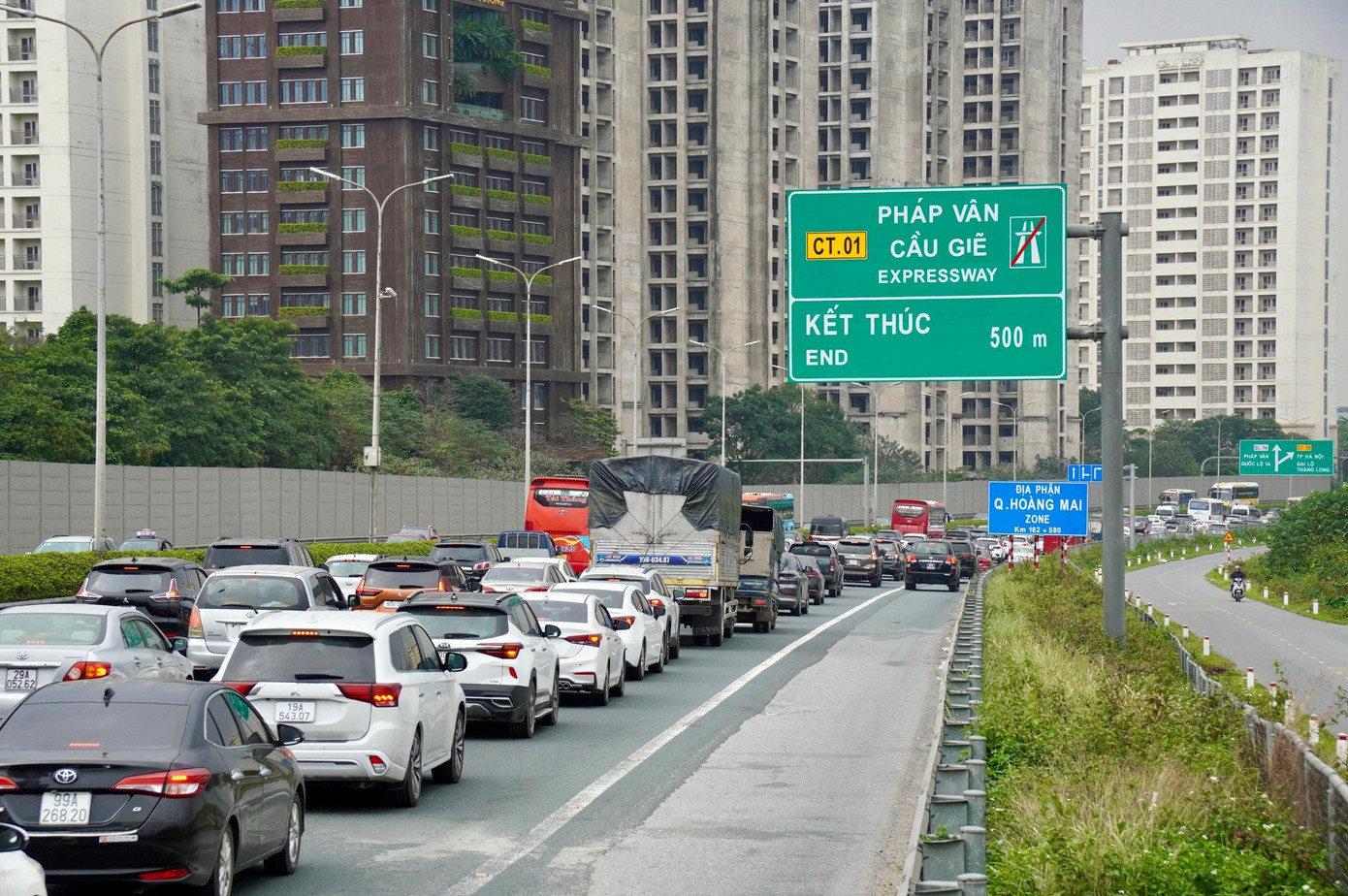 Từng hàng xe nối dài trên cao tốc Pháp Vân - Cầu Giẽ.