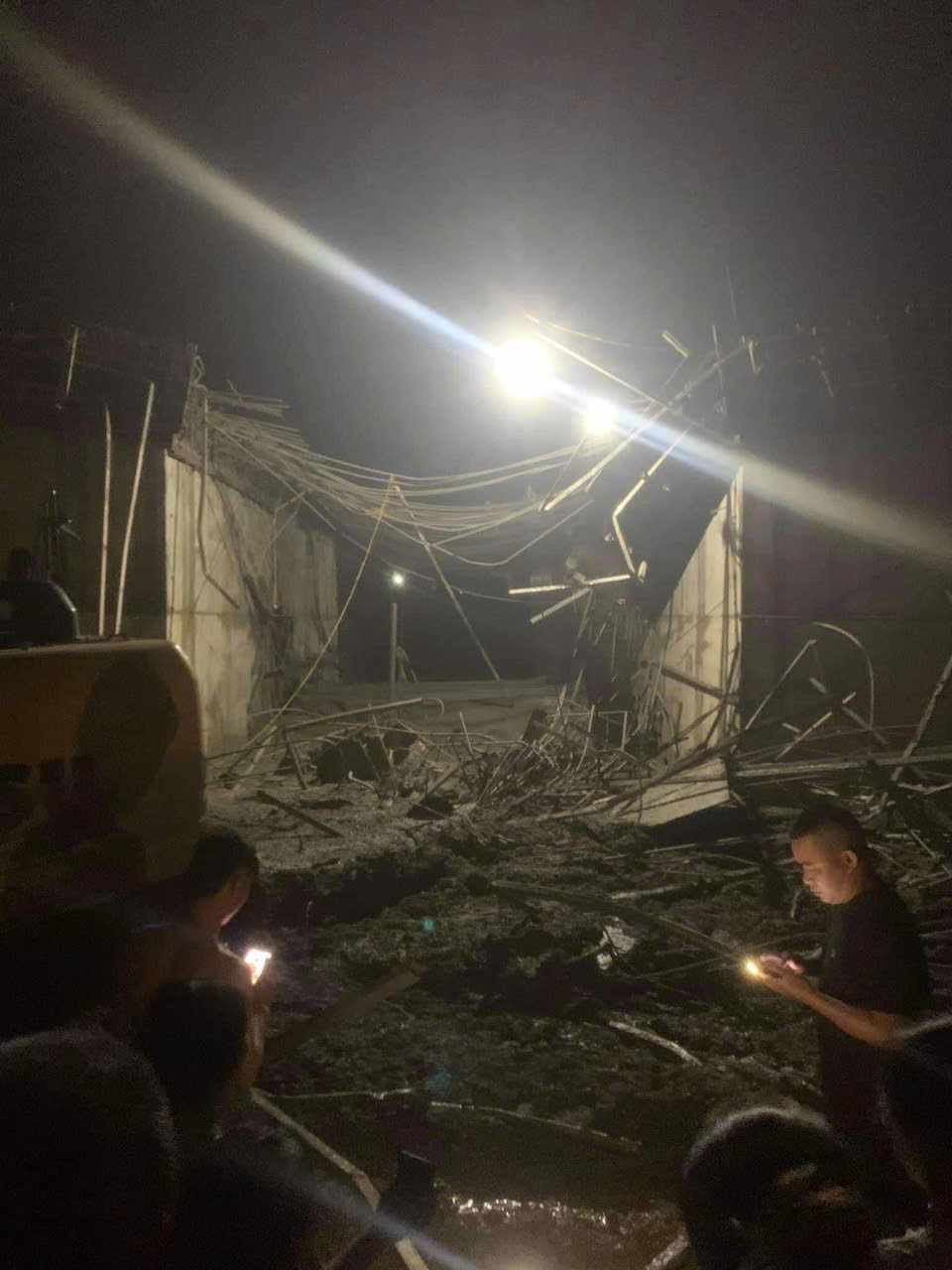 Lực lượng chức năng đang có mặt tại hiện trường để xử lý sự cố.