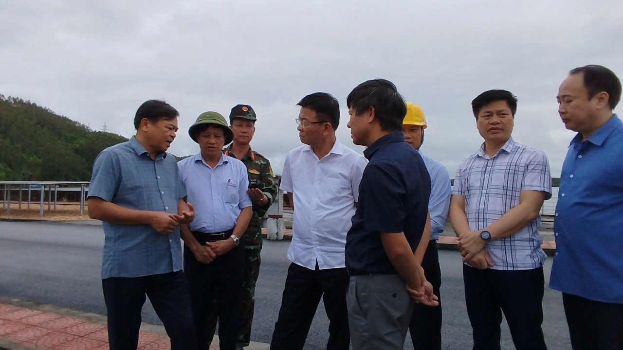 Phó Thủ tướng Lê Thành Long và lãnh đạo Bộ NN&amp;PTNT kiểm tra tình hình thủy điện Thác Bà ngày 11/9.