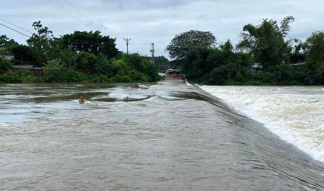 Xả tràn hồ Núi Cốc để điều tiết lũ. Ảnh: Cục Quản lý đê điều và Phòng chống thiên tai. Xả tràn hồ Núi Cốc để điều tiết lũ. Ảnh: Cục Quản lý đê điều và Phòng chống thiên tai.