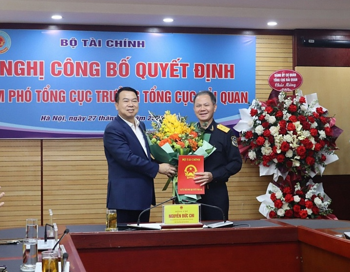 Thứ trưởng Bộ Tài chính Nguyễn Đức Chi trao quyết định bổ nhiệm tân phó Tổng Cục trưởng Tổng cục Hải quan Đinh Ngọc Thắng. Thứ trưởng Bộ Tài chính Nguyễn Đức Chi trao quyết định bổ nhiệm tân phó Tổng Cục trưởng Tổng cục Hải quan Đinh Ngọc Thắng.