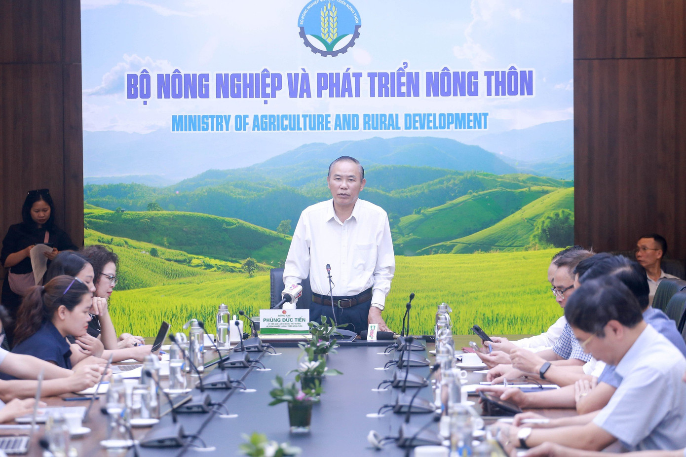Thứ trưởng Phùng Đức Tiến cho biết xuất khẩu nông, lâm, thủy sản có khả năng đạt 54 tỷ USD trong năm nay. Thứ trưởng Phùng Đức Tiến cho biết xuất khẩu nông, lâm, thủy sản có khả năng đạt 54 tỷ USD trong năm nay.