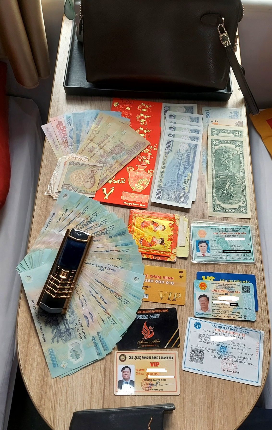 Tiền và giấy tờ của hành khách bỏ quên trên tàu SE20. Tiền và giấy tờ của hành khách bỏ quên trên tàu SE20.