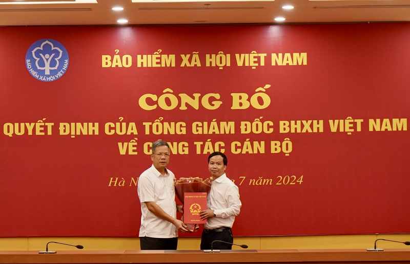 Phó Tổng Giám đốc Trần Đình Liệu (bên trái) trao quyết định bổ nhiệm ông Mai Việt Hùng - Phó Trưởng Ban Quản lý Thu - Sổ, thẻ.