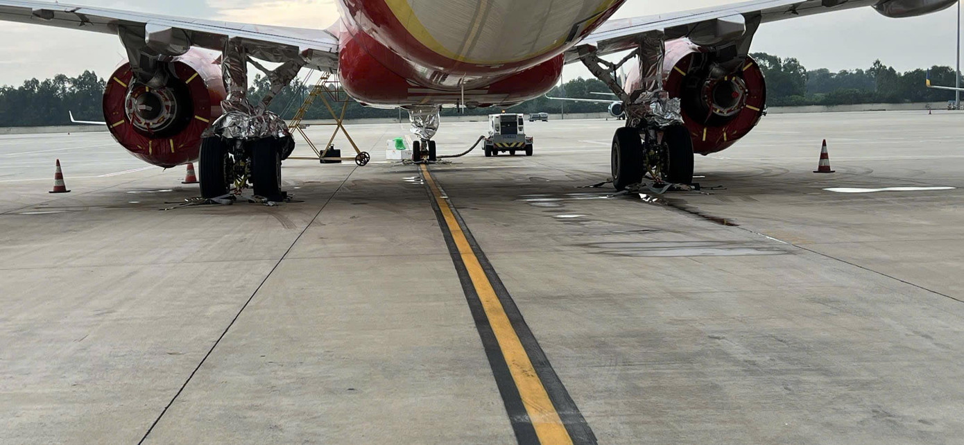 Theo Cảng Hàng không quốc tế Nội Bài, hiện có 21 máy bay phải chằng néo tại sân bay Nội Bài, trong đó 15 chiếc chằng néo tại sân đỗ, 6 chiếc được chằng néo trong nhà chứa máy bay. Ảnh: NIA. Theo Cảng Hàng không quốc tế Nội Bài, hiện có 21 máy bay phải chằng néo tại sân bay Nội Bài, trong đó 15 chiếc chằng néo tại sân đỗ, 6 chiếc được chằng néo trong nhà chứa máy bay. Ảnh: NIA.