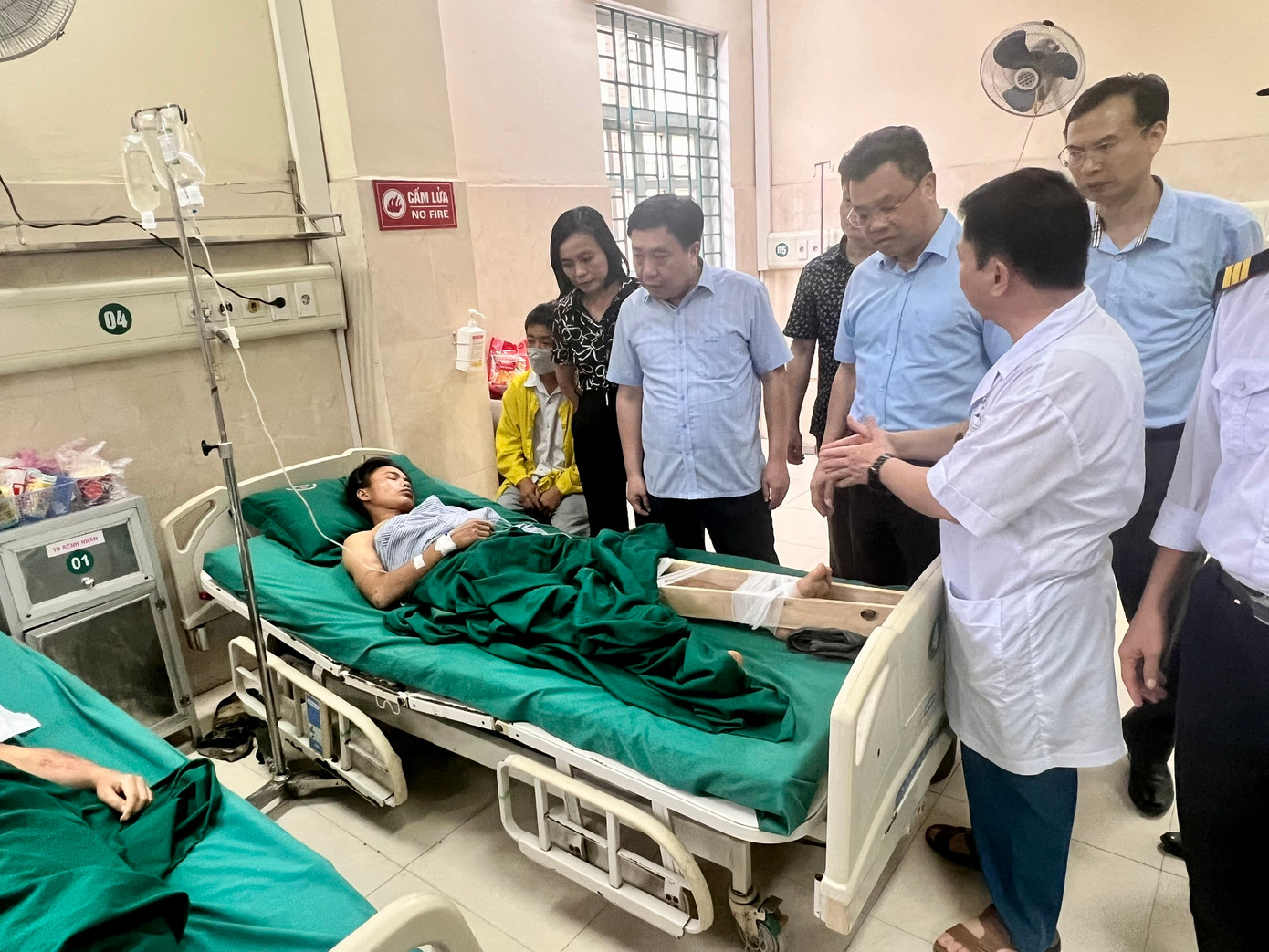 Phó chủ tịch chuyên trách Uỷ ban ATGT quốc gia Lê Kim Thành và đoàn công tác đến hỏi thăm nạn nhân vụ sạt lở.