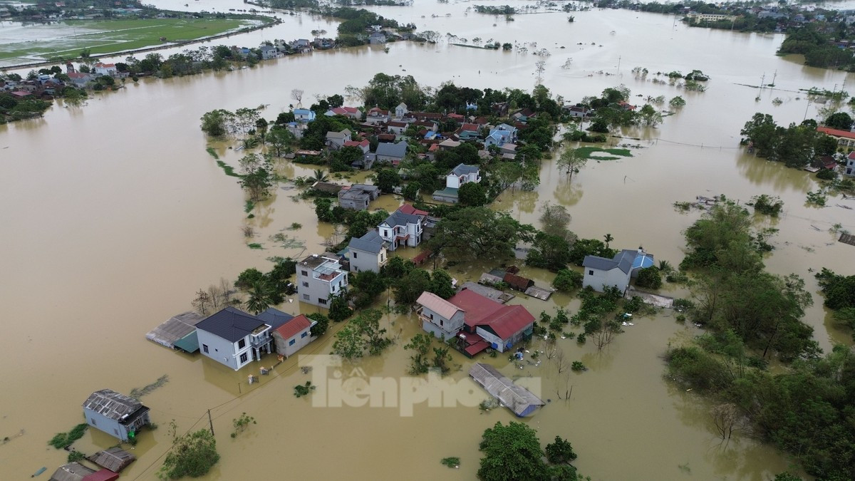 Nước sông Bùi lên báo động 3 khiến hàng nghìn hộ dân ở Chương Mỹ chìm trong biển nước