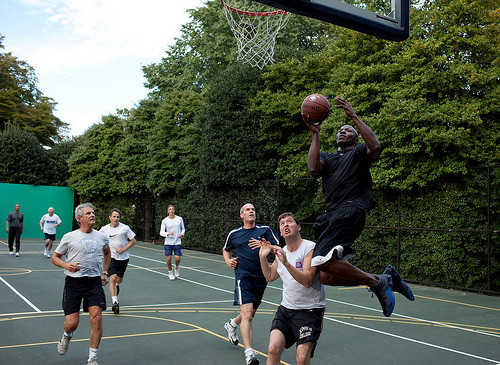 Sân tennis + sân bóng rổ.