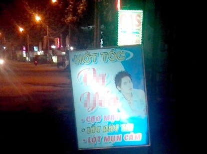 Quá khuya nhưng vẫn có nhiều “tiệm hớt tóc” sáng đèn. 