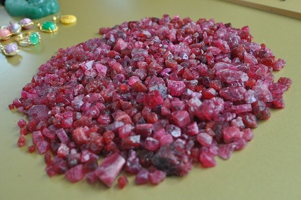 Duy nhất Việt Nam: Chợ tạm ven đường bán đá quý tiền tỷ ảnh 4