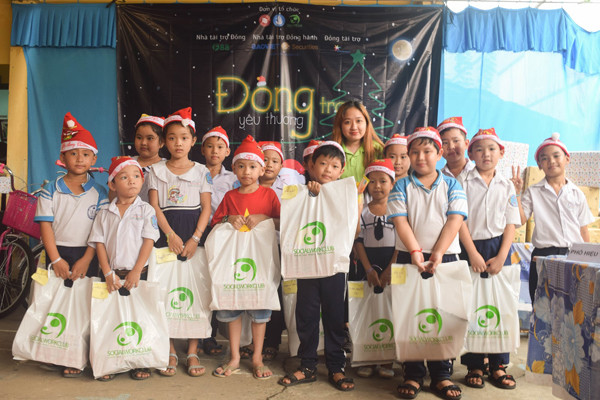 Đông trao yêu thương-Chương trình từ thiện của SV Ngoại thương TP.HCM ảnh 2