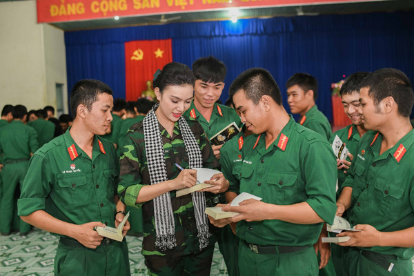 Hàng chục ngàn cuốn sách quý đổi đời đến với chiến sĩ quân đội ảnh 5