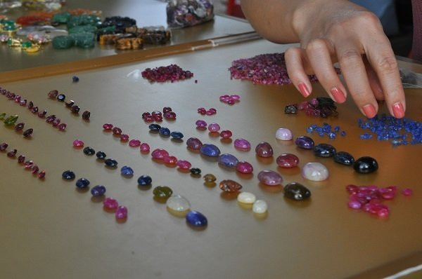 Duy nhất Việt Nam: Chợ tạm ven đường bán đá quý tiền tỷ ảnh 3