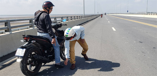 Cầu vượt biển dài nhất Việt Nam bị rải đinh dày đặc ảnh 1