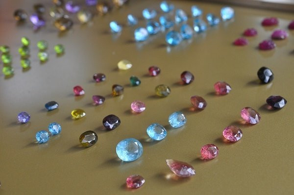 Duy nhất Việt Nam: Chợ tạm ven đường bán đá quý tiền tỷ ảnh 2