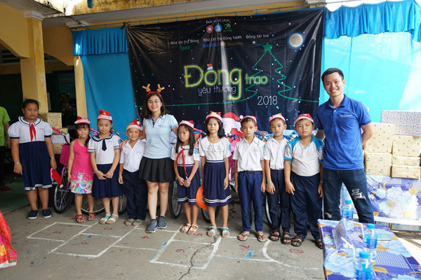 Đông trao yêu thương-Chương trình từ thiện của SV Ngoại thương TP.HCM ảnh 4